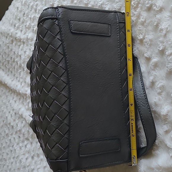 Sasha + Sofi gray zippered purse with weave design. Handle and shoulder strap. - Picture 11 of 17